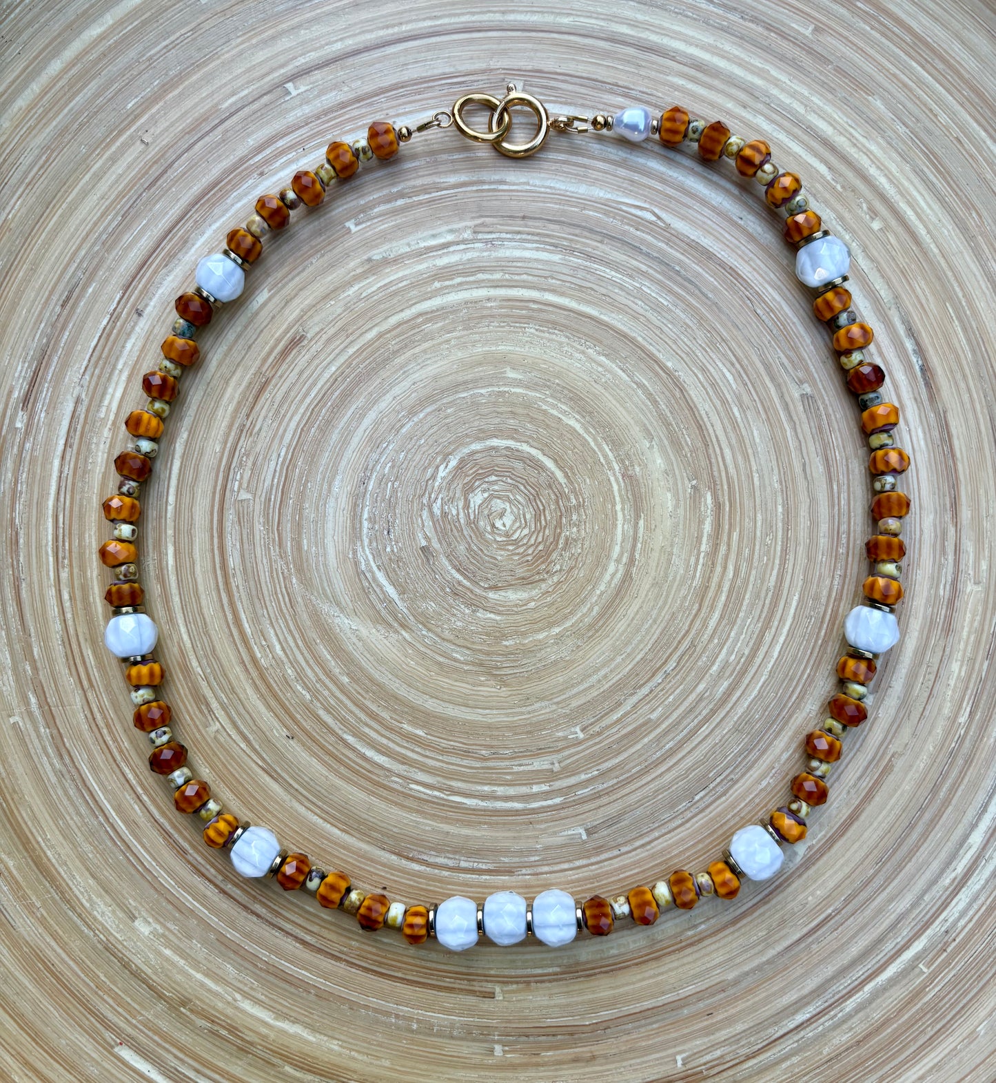 FRIDA - Collier de perles lumineux aux accents bohèmes chic