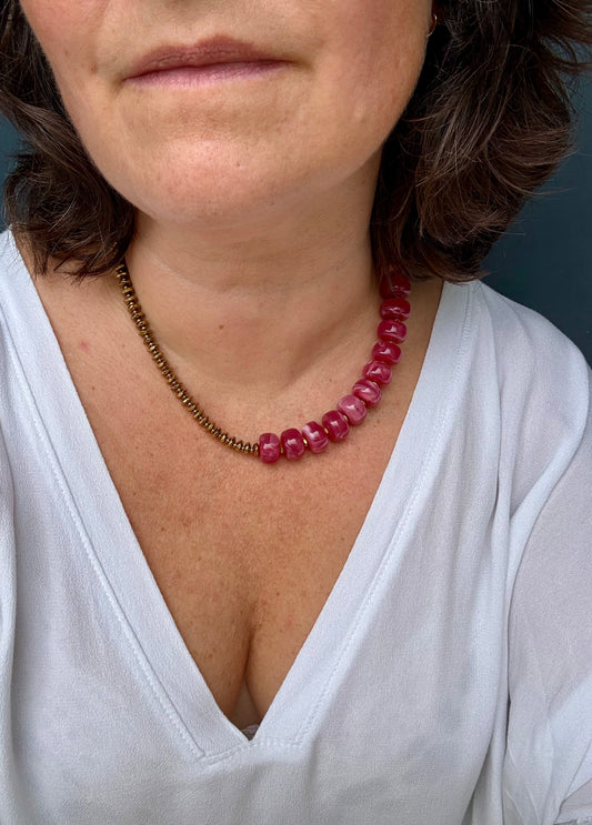 BOUGAINVILLIER - Collier rose éclatant des fleurs au soleil