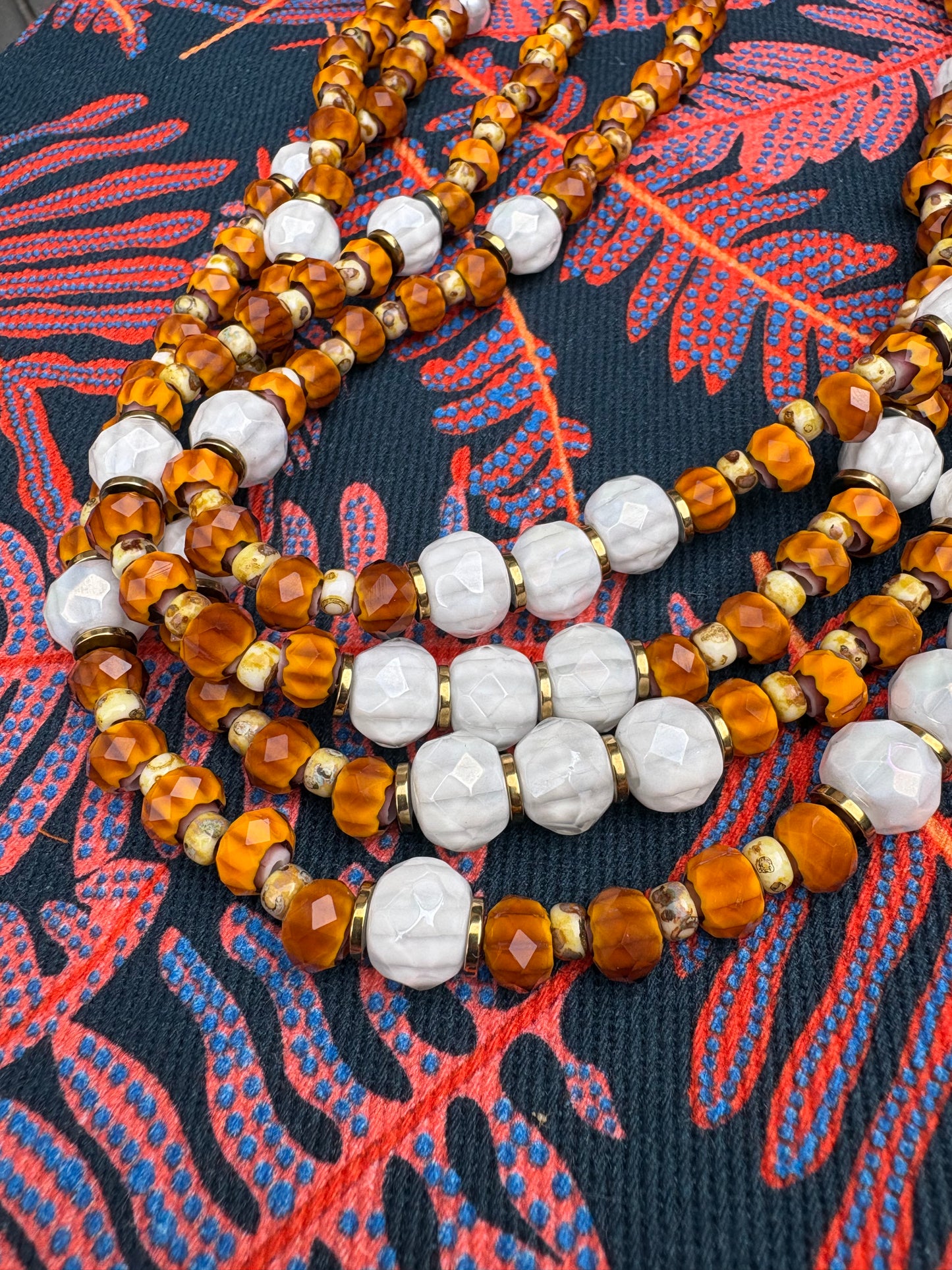 FRIDA - Collier de perles lumineux aux accents bohèmes chic
