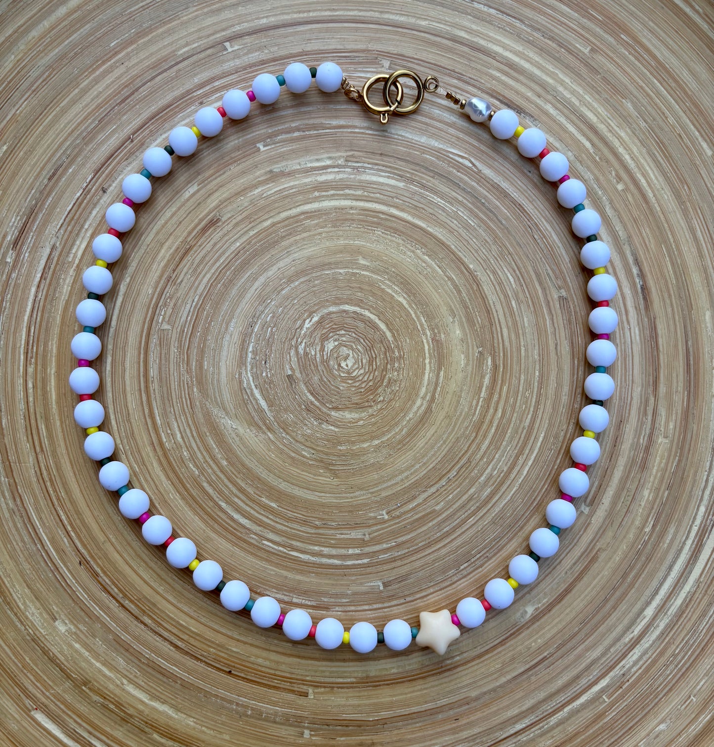 BUBBLY STAR MAT - Collier de perles colorées qui met de bonne humeur