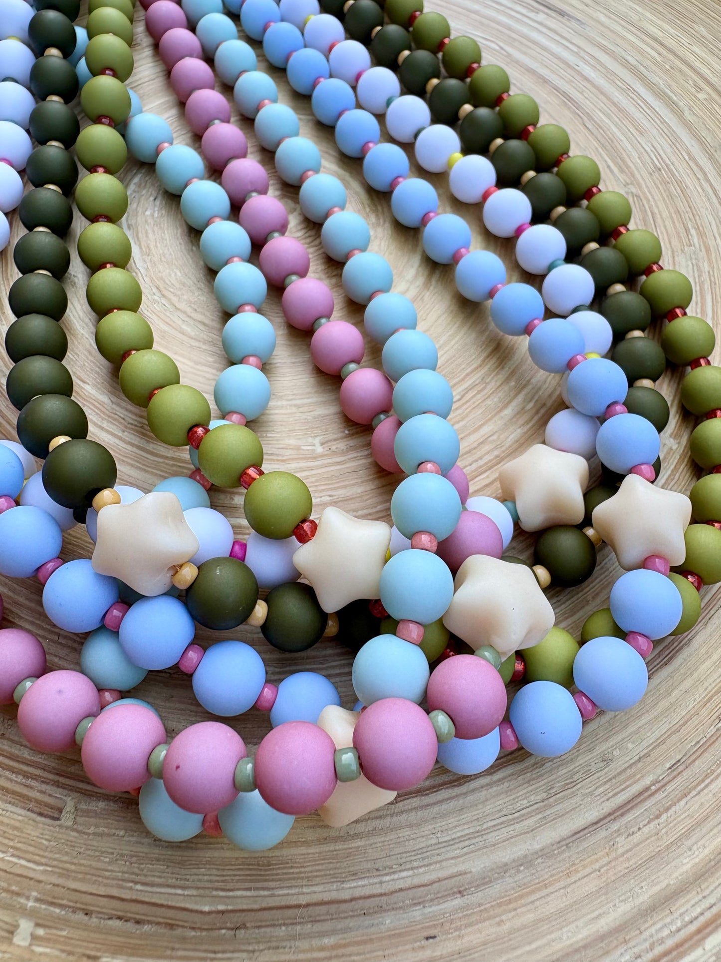 BUBBLY STAR MAT - Collier de perles colorées qui met de bonne humeur