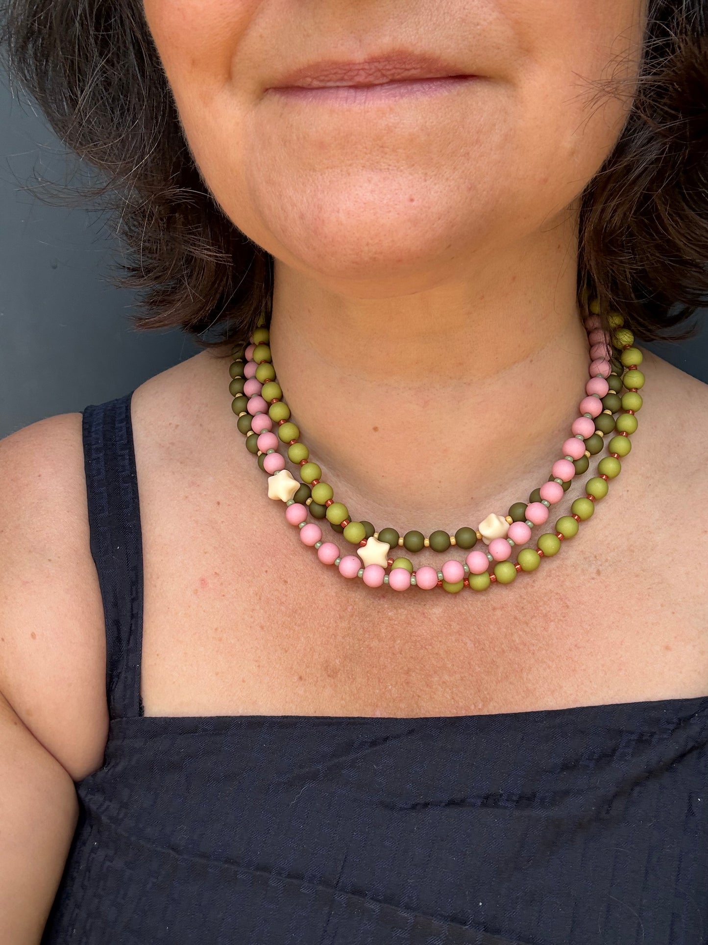 BUBBLY STAR MAT - Collier de perles colorées qui met de bonne humeur