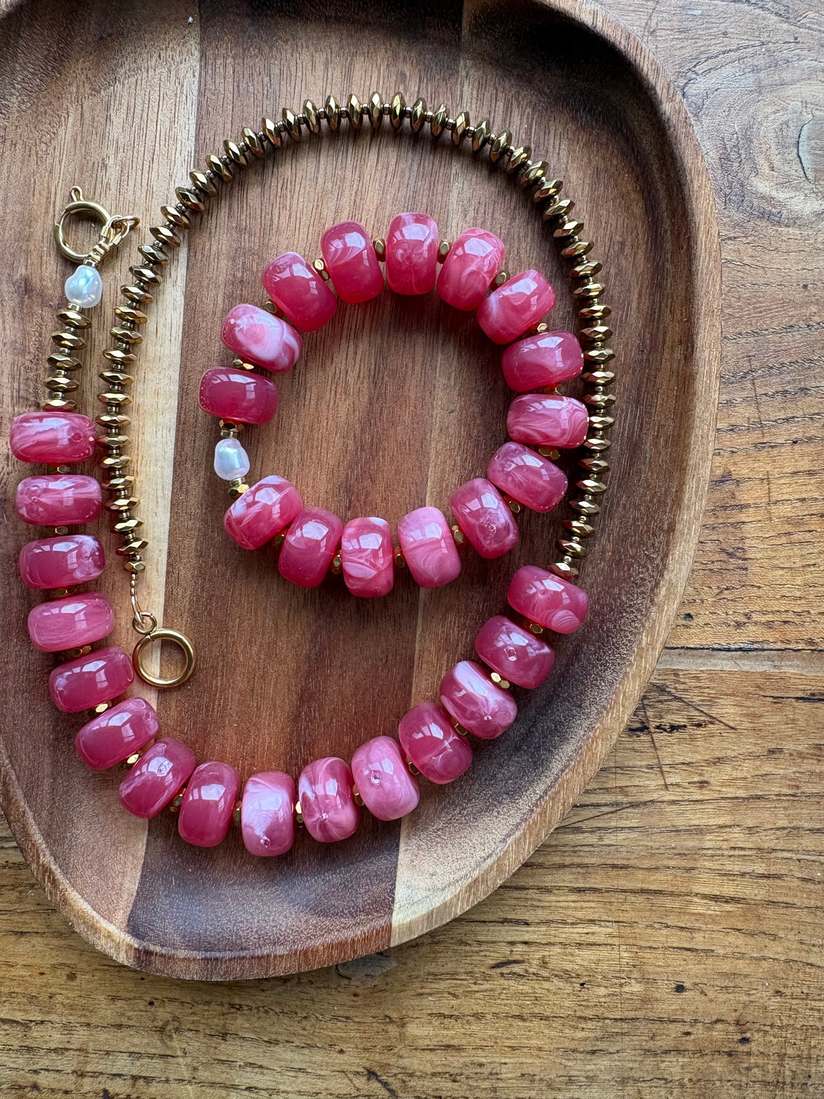 BOUGAINVILLIER - Collier rose éclatant des fleurs au soleil