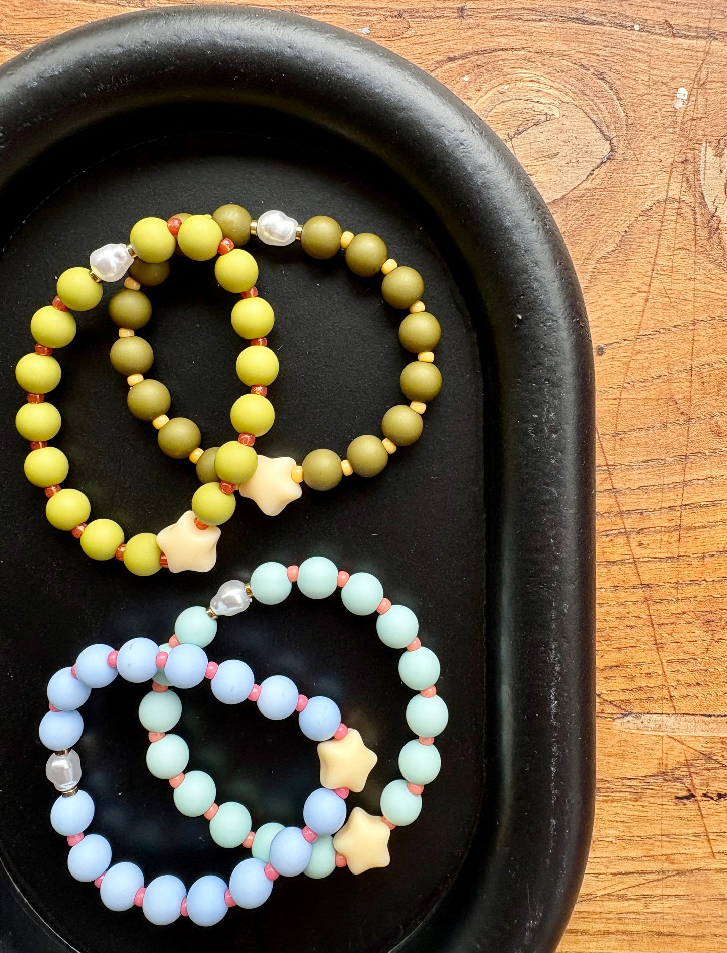 BUBBLY STAR MAT - Bracelet de perles colorées qui met de bonne humeur