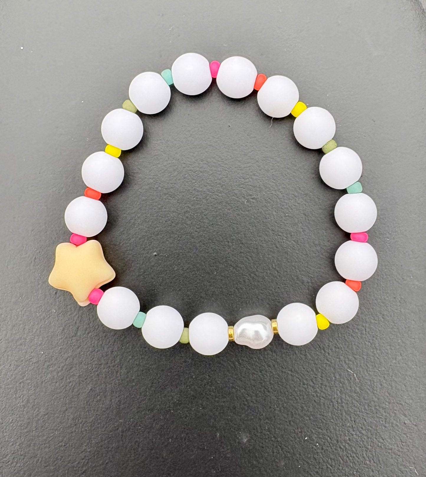 BUBBLY STAR MAT - Bracelet de perles colorées qui met de bonne humeur