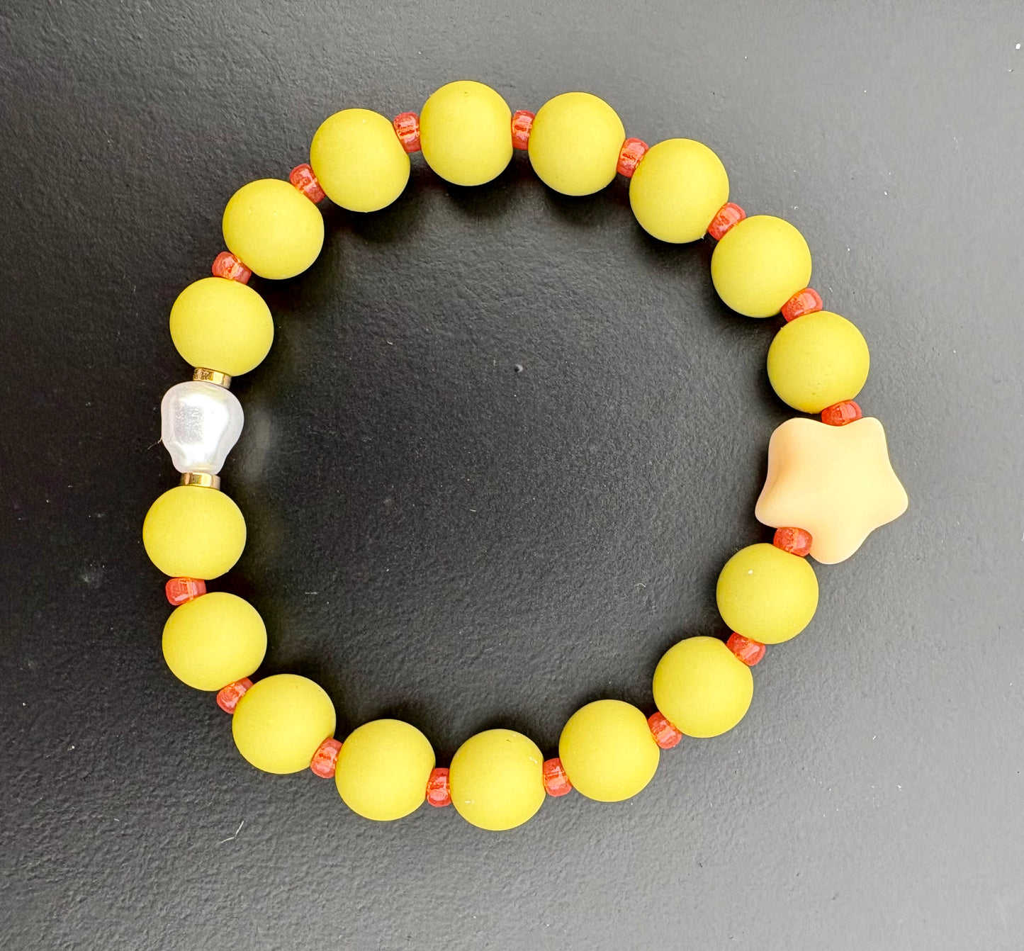 BUBBLY STAR MAT - Bracelet de perles colorées qui met de bonne humeur