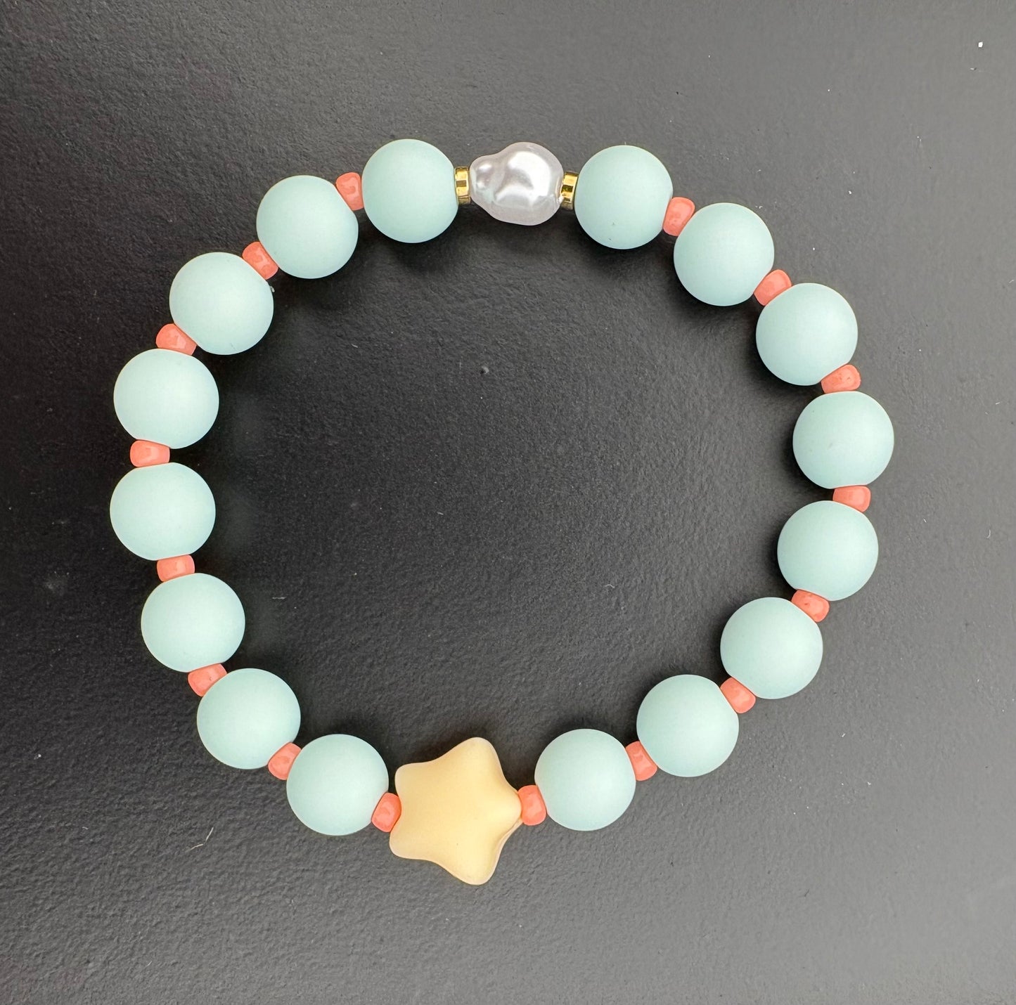 BUBBLY STAR MAT - Bracelet de perles colorées qui met de bonne humeur