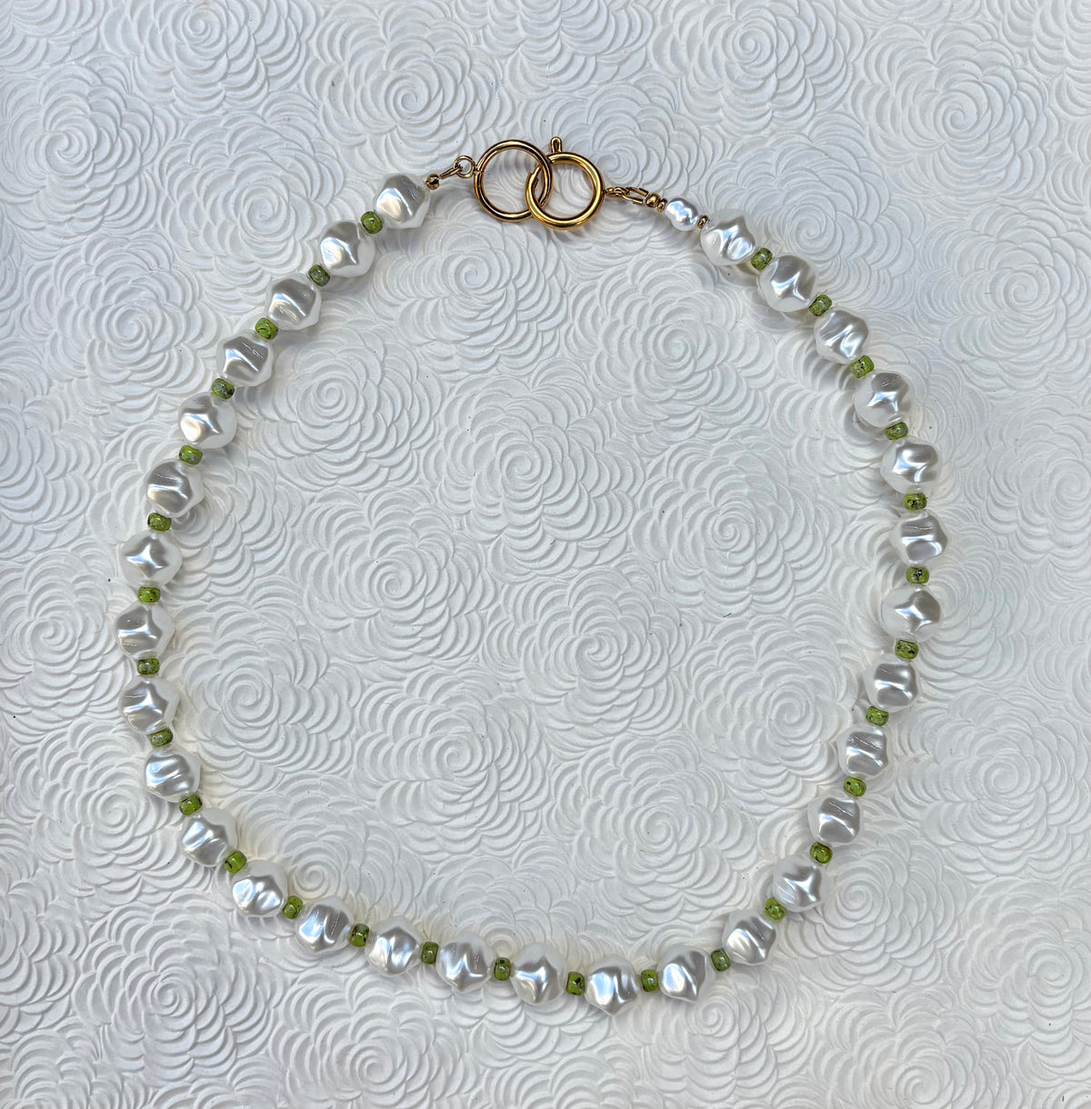 ELEGANCE - Collier de perles nacrées intemporel