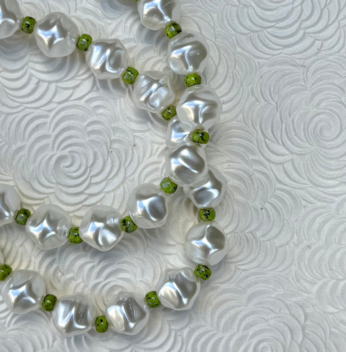 ELEGANCE - Collier de perles nacrées intemporel