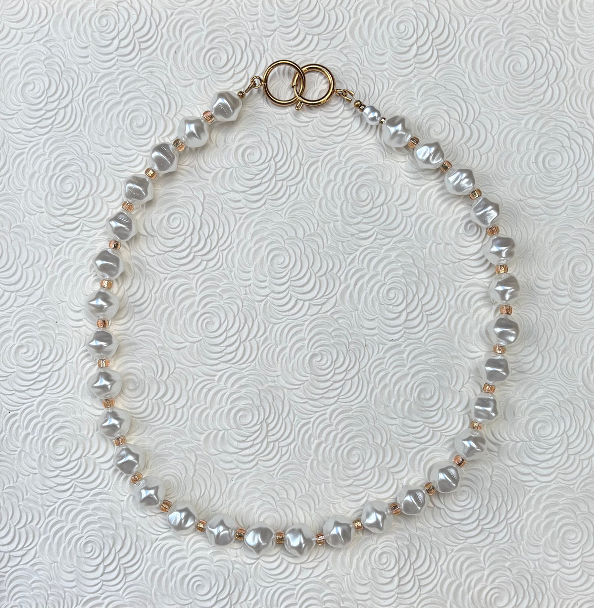 ELEGANCE - Collier de perles nacrées intemporel