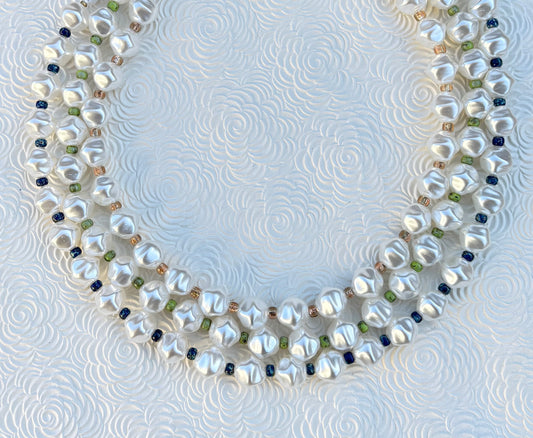 ELEGANCE - Collier de perles nacrées intemporel