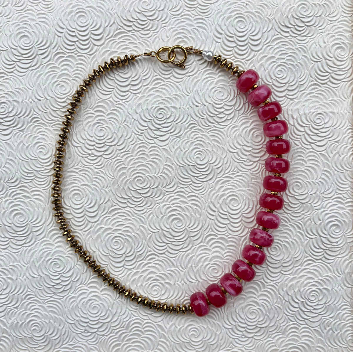 BOUGAINVILLIER - Collier rose éclatant des fleurs au soleil