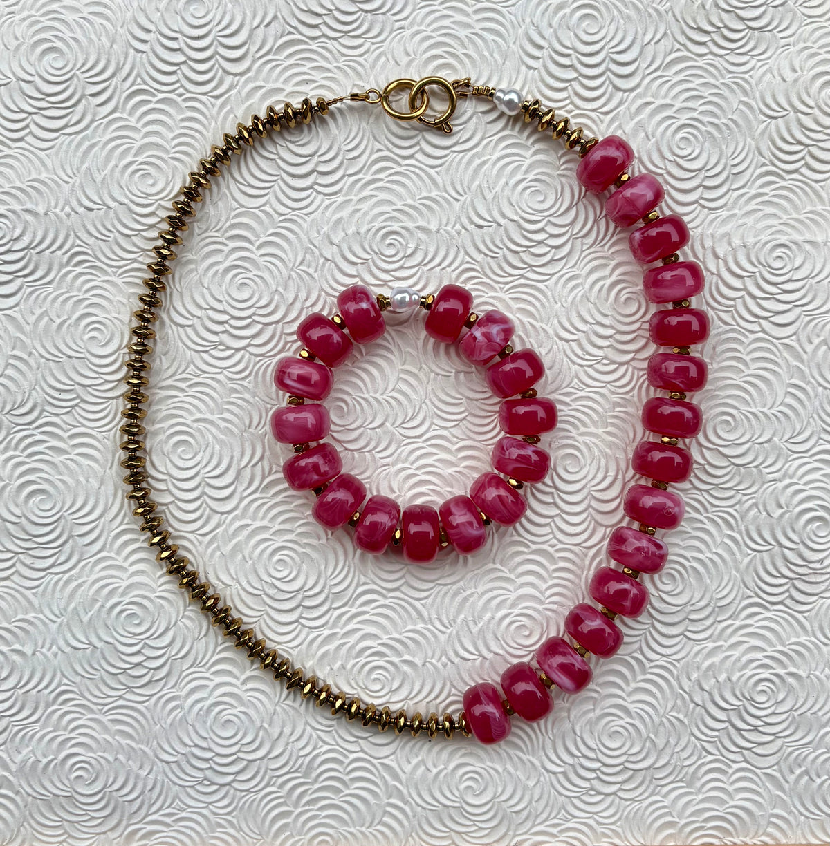 BOUGAINVILLIER - Collier rose éclatant des fleurs au soleil