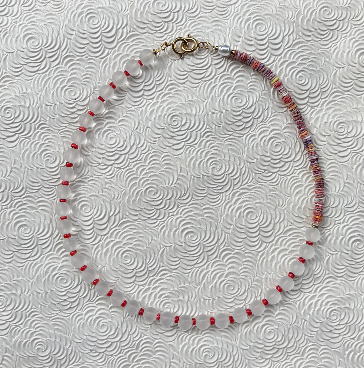 SABLE CHAUD - Collier de perles en cristal de roche, corail & coquillage